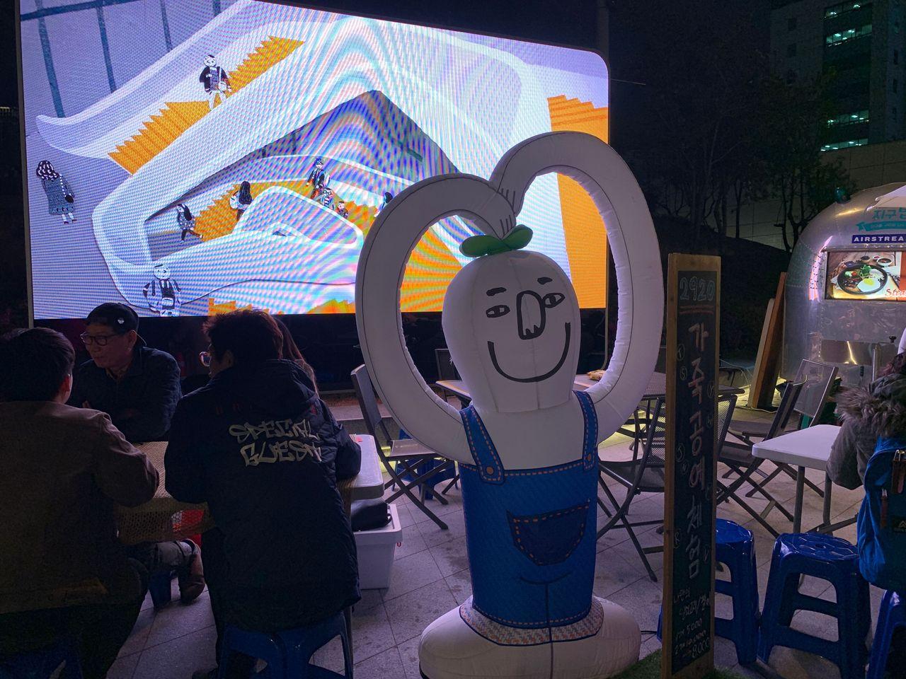 2025 Dongdaemun Night Market Visit! - Enjoy all the attractions from lively DDP night market!